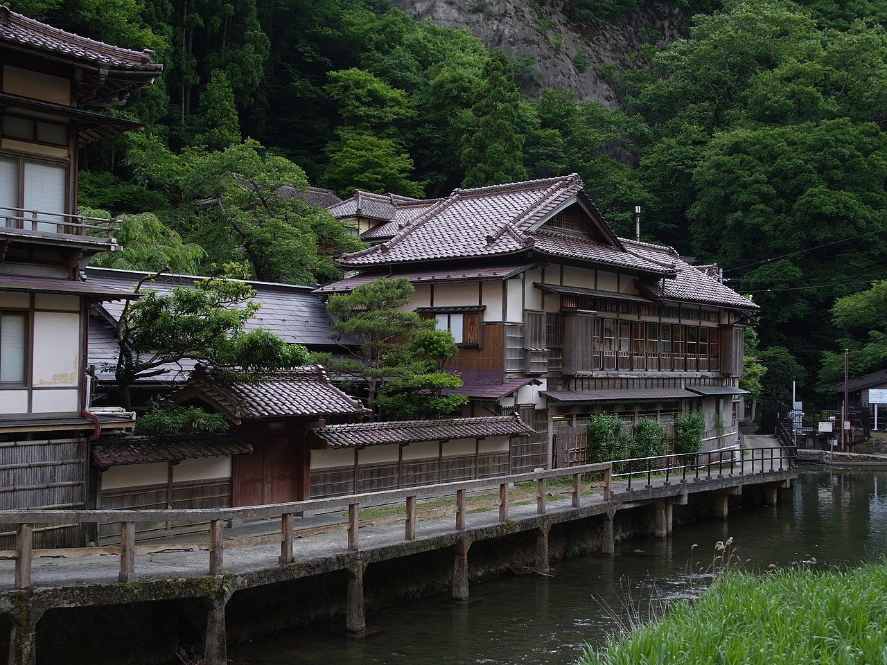 Higashiyama Onsen (東山温泉)