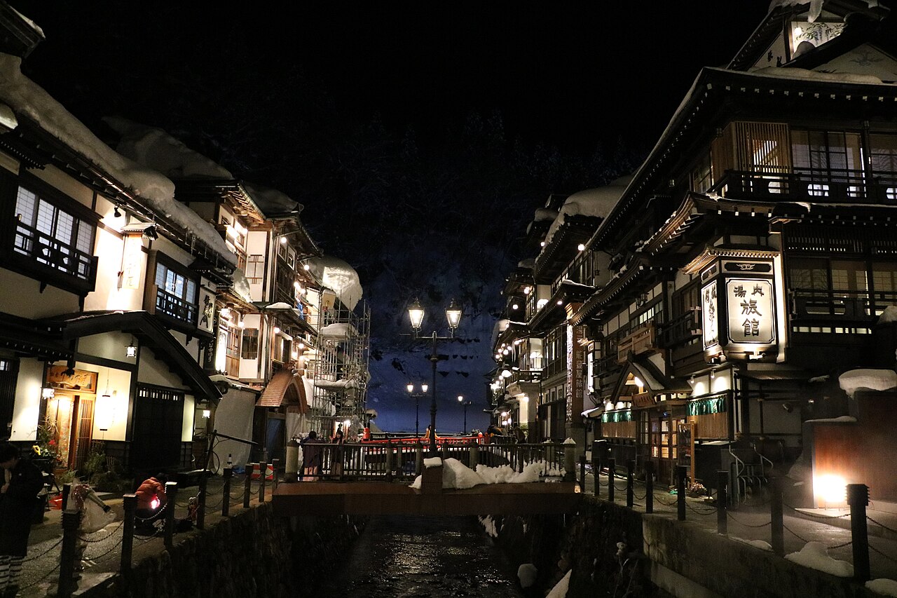 Ginzan Onsen (銀山温泉)
