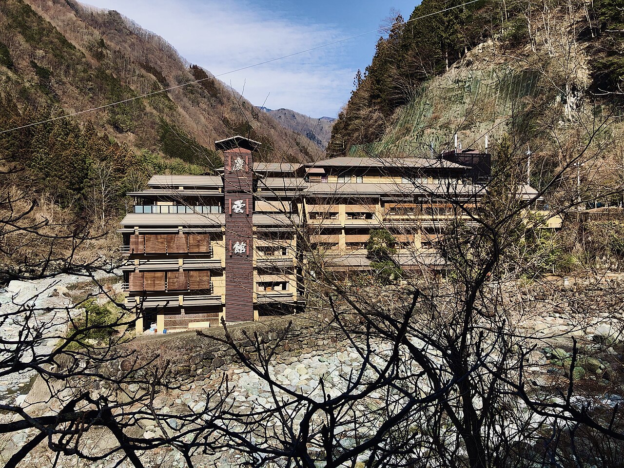 Nishiyama Onsen (西山温泉)